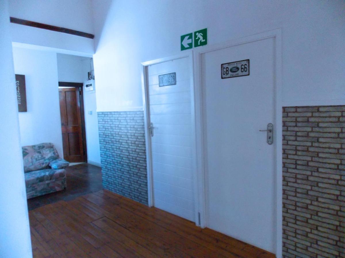 Trap Houz Backpackers Hostel เคปทาวน์ ภายนอก รูปภาพ