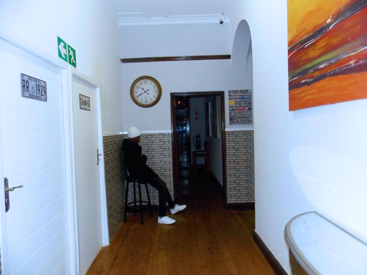 Trap Houz Backpackers Hostel เคปทาวน์ ภายนอก รูปภาพ