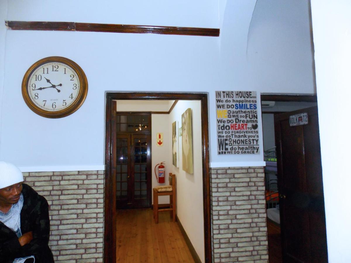 Trap Houz Backpackers Hostel เคปทาวน์ ภายนอก รูปภาพ