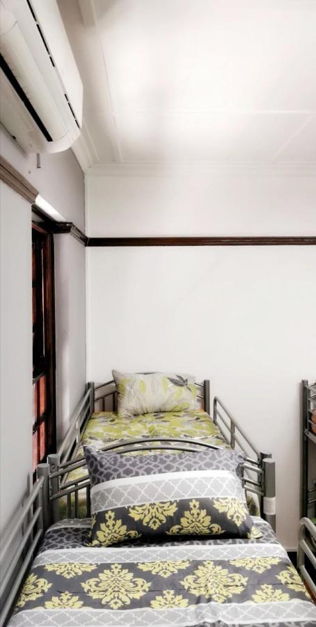 Trap Houz Backpackers Hostel เคปทาวน์ ภายนอก รูปภาพ