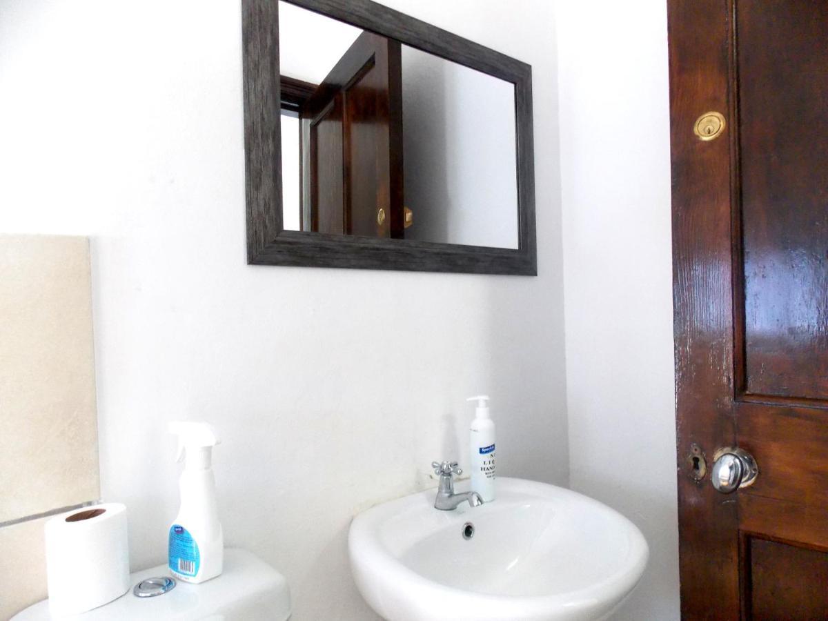 Trap Houz Backpackers Hostel เคปทาวน์ ภายนอก รูปภาพ